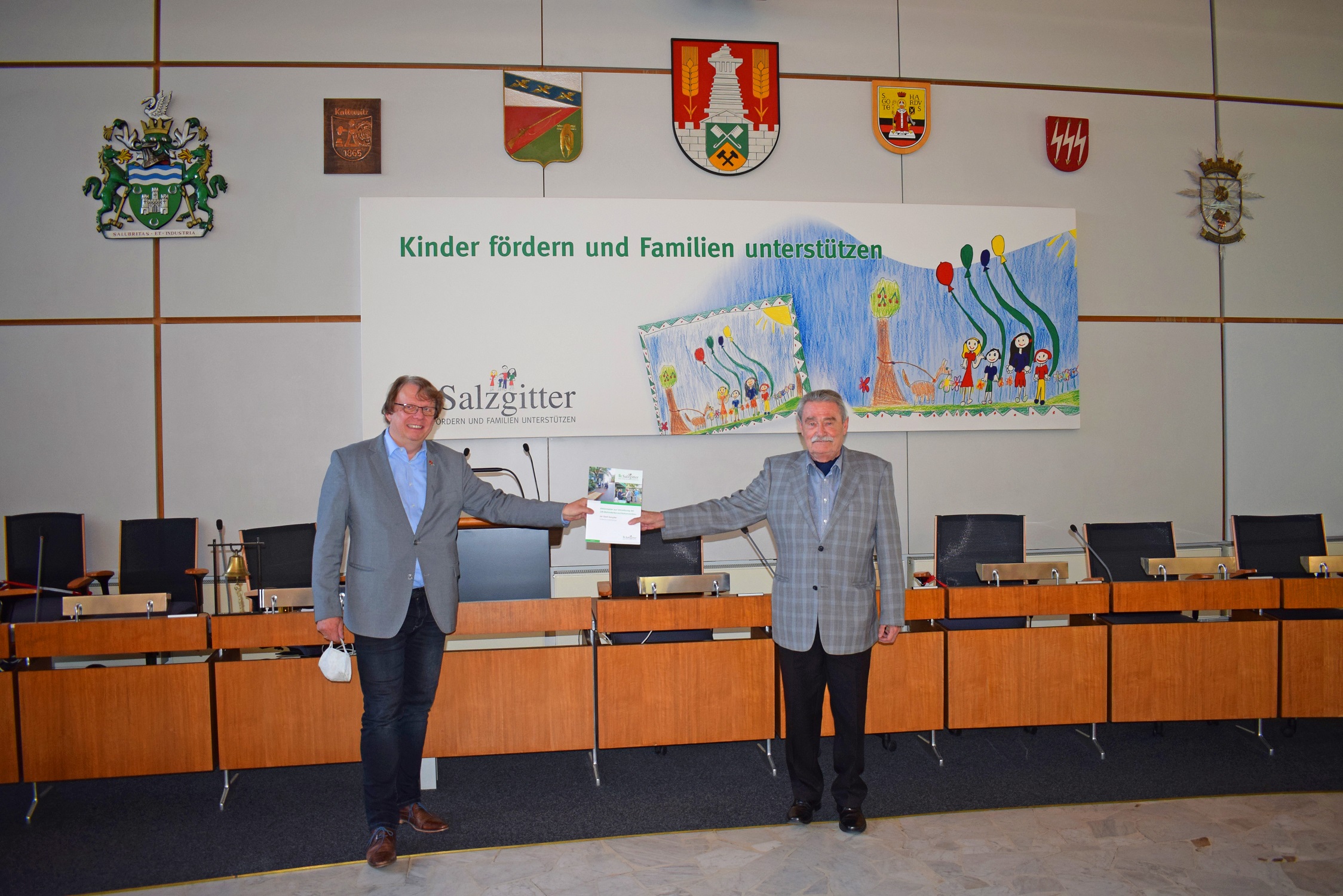 Stadtrat Dr. Dirk Härdrich und Hans-Werner Eisfeld, Leiter der BSK-Landesvertretung Niedersachsen, bei der Übergabe des Aktionsplanes