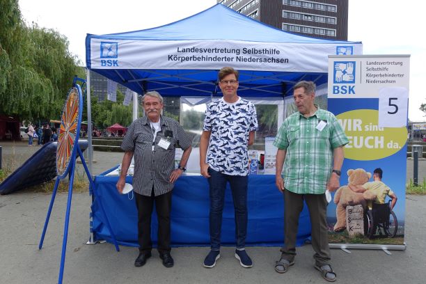 Der Leiter der Landesvertretung Hans-Werner Eisfeld (li.) mit dem Kaberettisten Martin Fromme (Mitte) und BSK-Unterstützer Wolfgang Schulz (re.) (Bildnachweis: BSK e.V.)