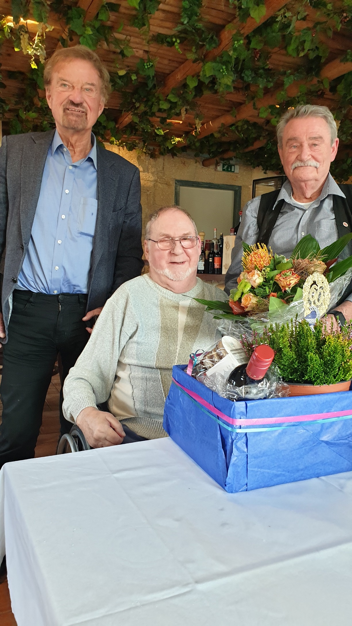 Karl Finke (li.) und Hans-Werner Eisfeld(re.) gratulieren Erhard Hentschel.jpg