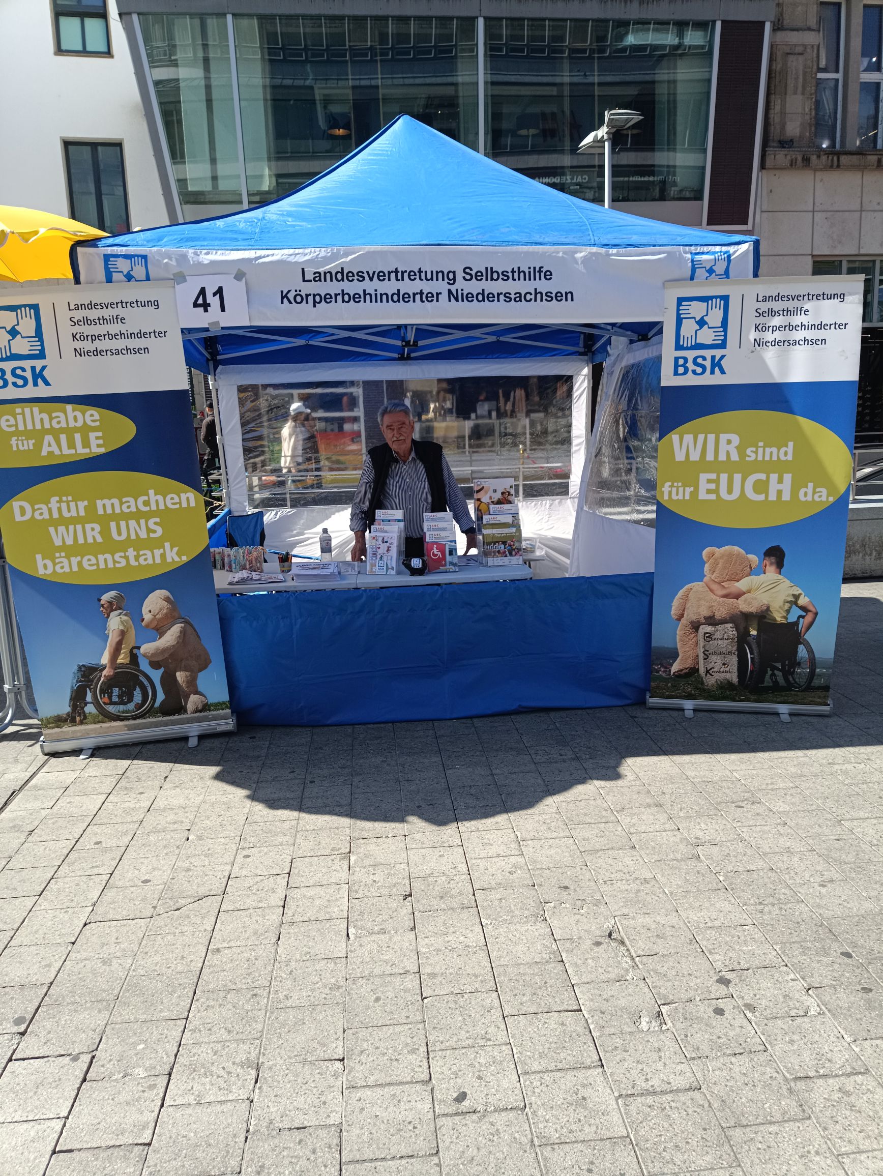 Hans-Werner Eisfeld am Infostand des BSK