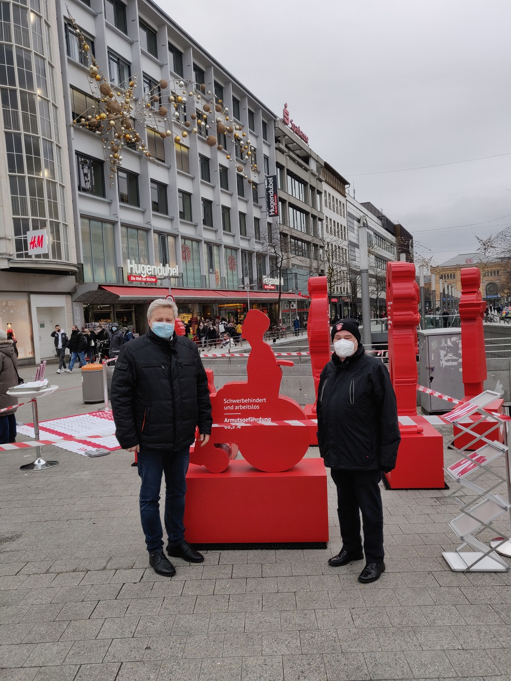 BSK-Landesvertretungsleiter Hans-Werner Eisfeld (re.) und SoVD-Landesgeschäftsführer Dirk Swinke bei der Aktion in Hannover