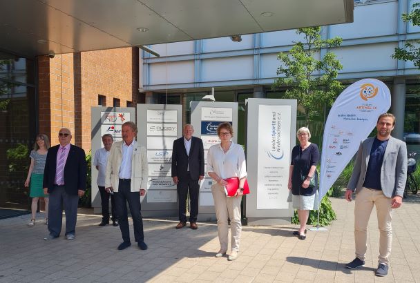 Sozialministerin Daniela Behrens (3. v.re.) mit den Mitgliedern und Förderern des „Forum Artikel 30“ vor der Akademie des Sports in Hannover (Fotonachweis: BSN e.V.)