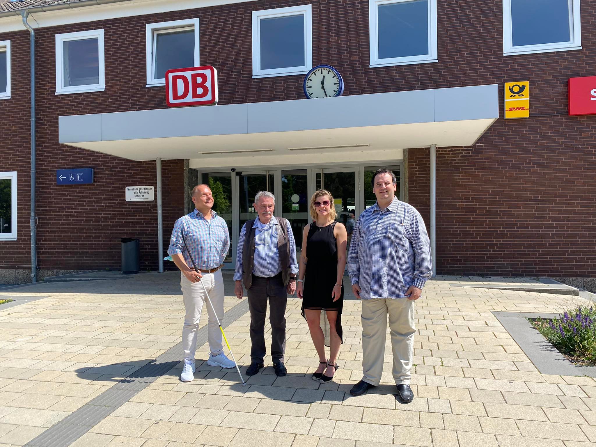 v.l.: Gerd Schwesig, Hans- Werner Eisfeld, Julia Walter und Thomas Schüler vor dem Bahnhof Verden