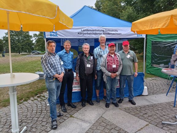 Standteam: v.l. Wolfgang Schulz, MdL-NDS-Stefan Klein, Hans-Werner Eisfeld, Dieter Mathiske (Behinderten Forum Osnabrück (Rolli-Parcours OS)), Heinz Soyke, Alf Müller(Fotohinweis: BSK e.V.)