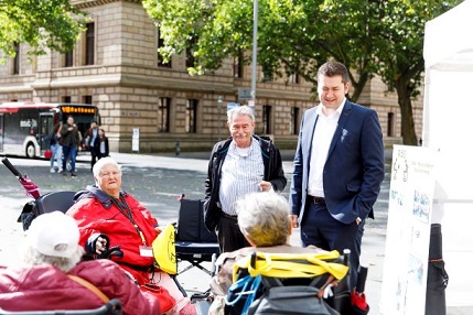 OB Kornblum (rechts) mit BSK-Vertreter Eisfeld (Mitte), H. Fuchs (links) und Teilnehmer Rolligruppe ( Fotonachweis: Stadt Braunschweig / Daniela Nielsen)