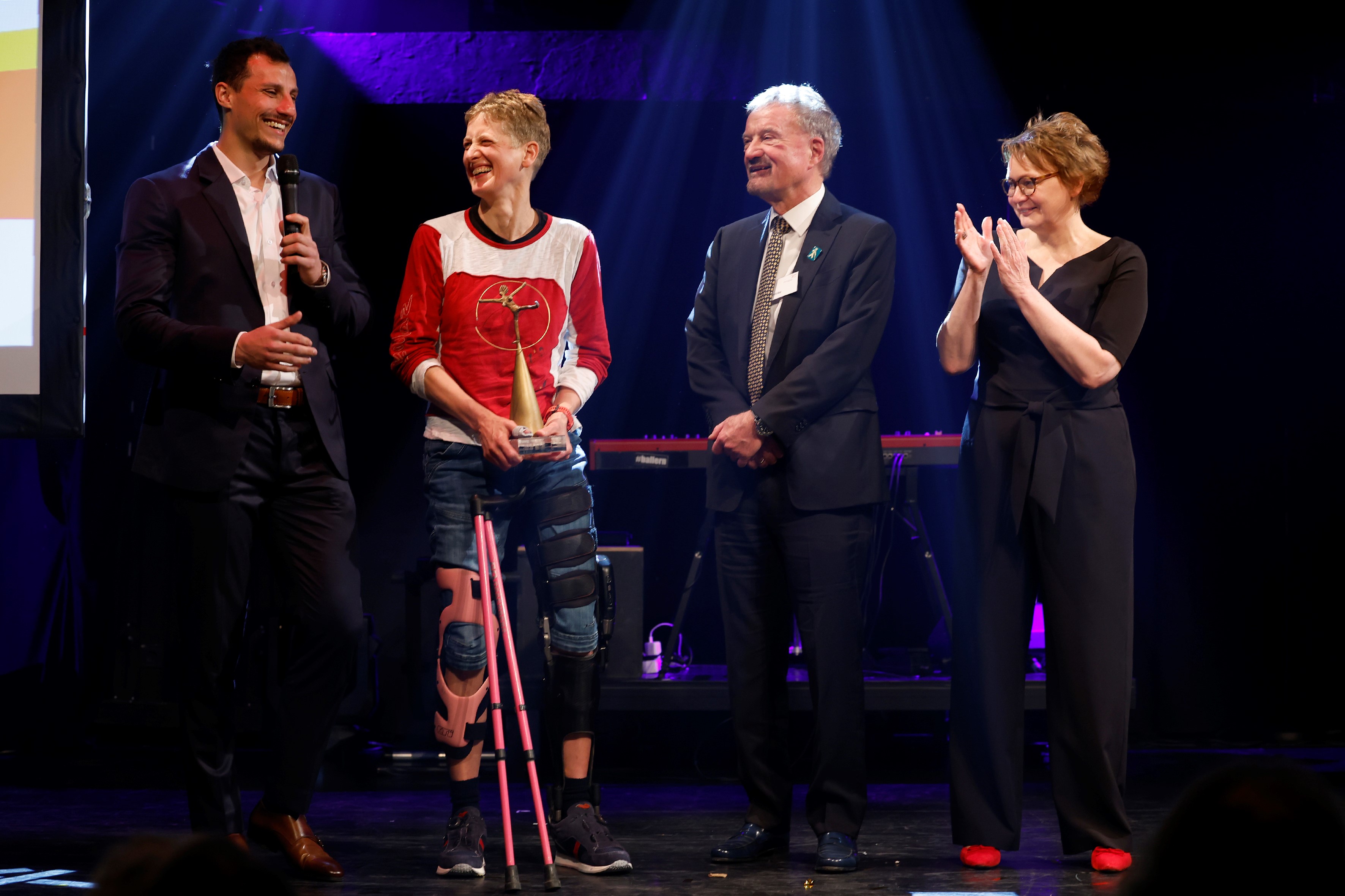 Gewinnerin und Ehrengäste v.l. Timur Oruz, Ehrengast und Laudator, Tina Deeken (SSF Obernkirchen/VfL Eintr. Hannover), Karl Finke, Präsident des BSN und Daniela Behrens, Innenministerin des Landes Niedersachsen (Quelle: Lars Kaletta/BSN)