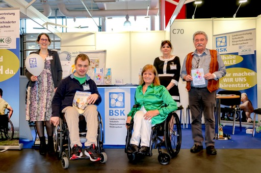 Hans-Werner Eisfeld und Jasmin Paul (beide BSK) am Messe-Stand in Bremen