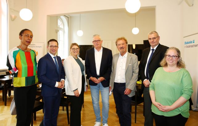 v.r. Minister Falko Mohrs im Austausch mit Markus Eckhoff (Vorsitzender Fachverband Diakonische Behindertenhilfe), Justin Laura Hahn (Geschäftsführung Kulturzentrum Pavillon), Moderatorin Catherine Bader und Ludmila Schmidt (Gehörlosen-Sportverband Nds.)