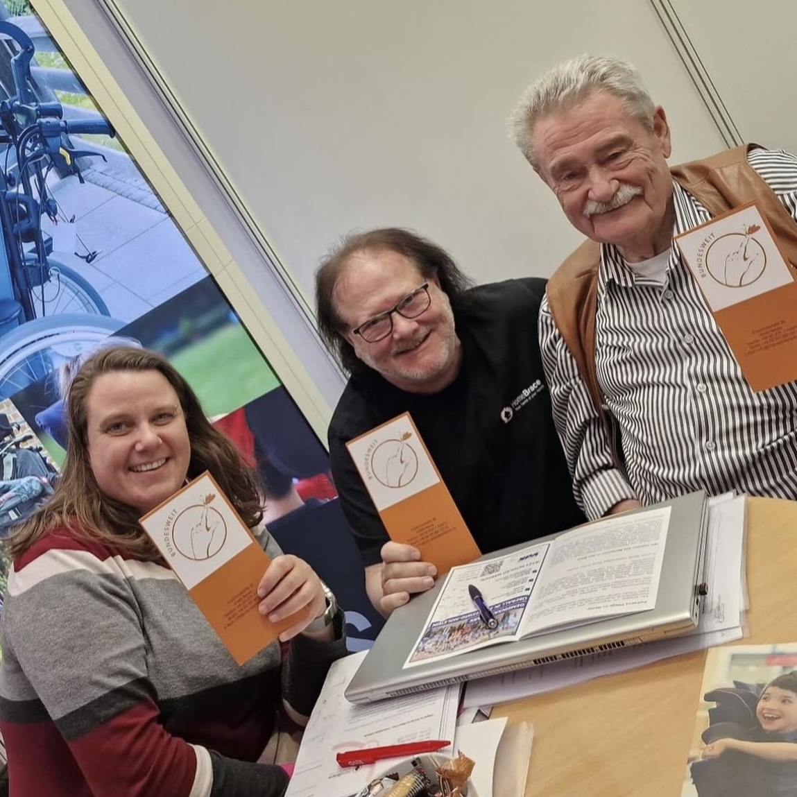 Daniela Fischer und Hans-Werner Eisfeld im Austausch mit der Firma Homebrace