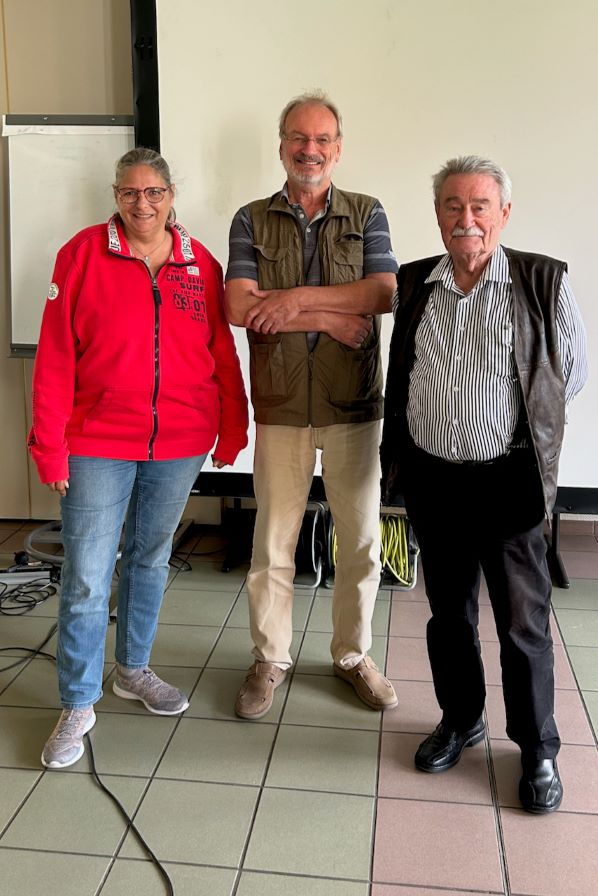 v.l. Martina Scheel (BSK), Sebastian Fischer (wir pflegen! e.V.) mit Hans-Werner Eisfeld 