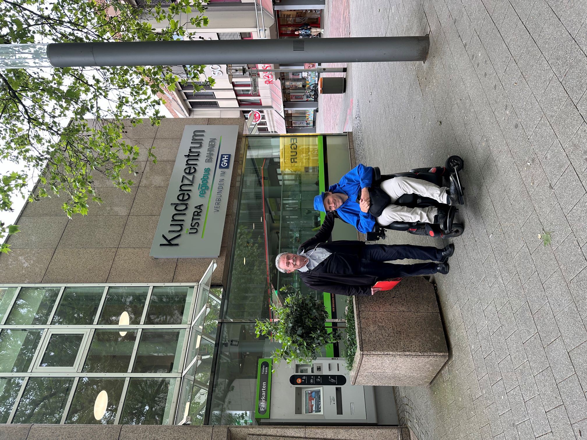 Hans-Werner Eisfeld und Claus-Arne Mohr vor dem Üstra-Zentrum in Hannover