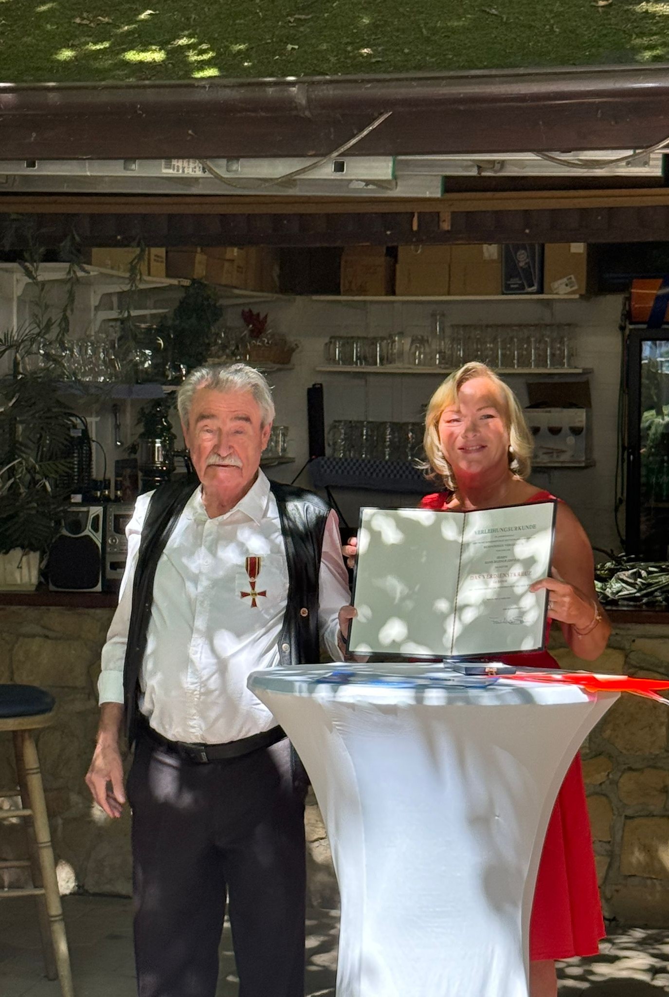 Dunja Kreiser MdB verleiht Hans-Werner Eisfeld das Bundesverdienstkreuz am Bande
